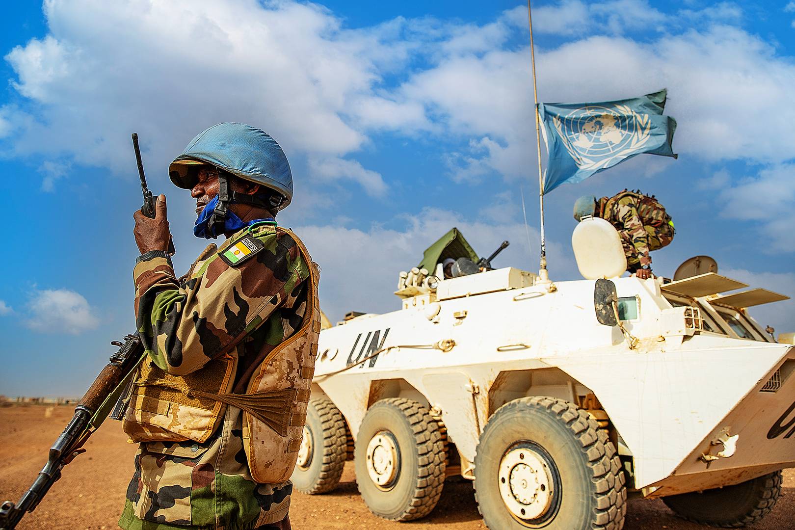 Миротворцы из нигерийского контингента МИНУСМА обеспечивают безопасность во время прибытия делегации Специального представителя Генерального секретаря ООН в Мали Эль-Гассима Ване
