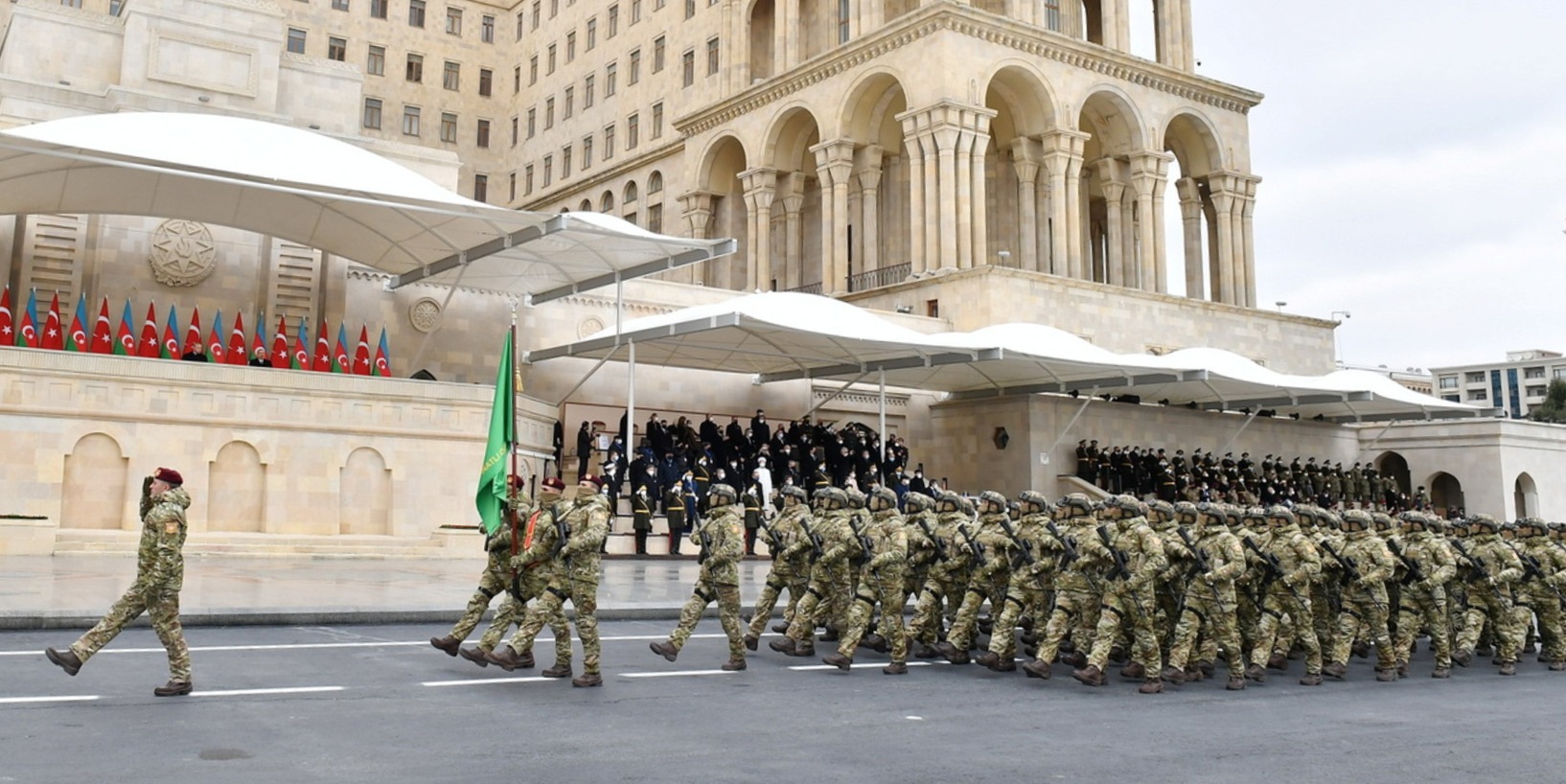 Бойцы «Яшмы» проходят перед перед президентами Азербайджана и Турции на Параде Победы по случаю победы Азербайджана в войне в Нагорном Карабахе. 10 декабря 2020 года. Баку