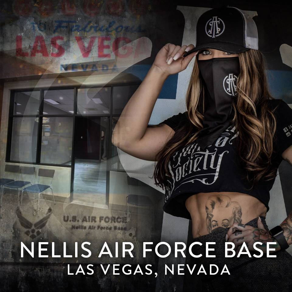 Постер с открытия первого легального салона татуировок на базе Неллис ВВС США в районе Лас-Вегаса, Невада