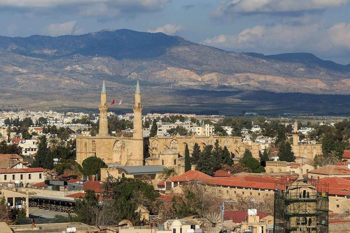 Вид на мечеть Селимие (быв. Собор Святой Софии) в Никосии, Кипр.