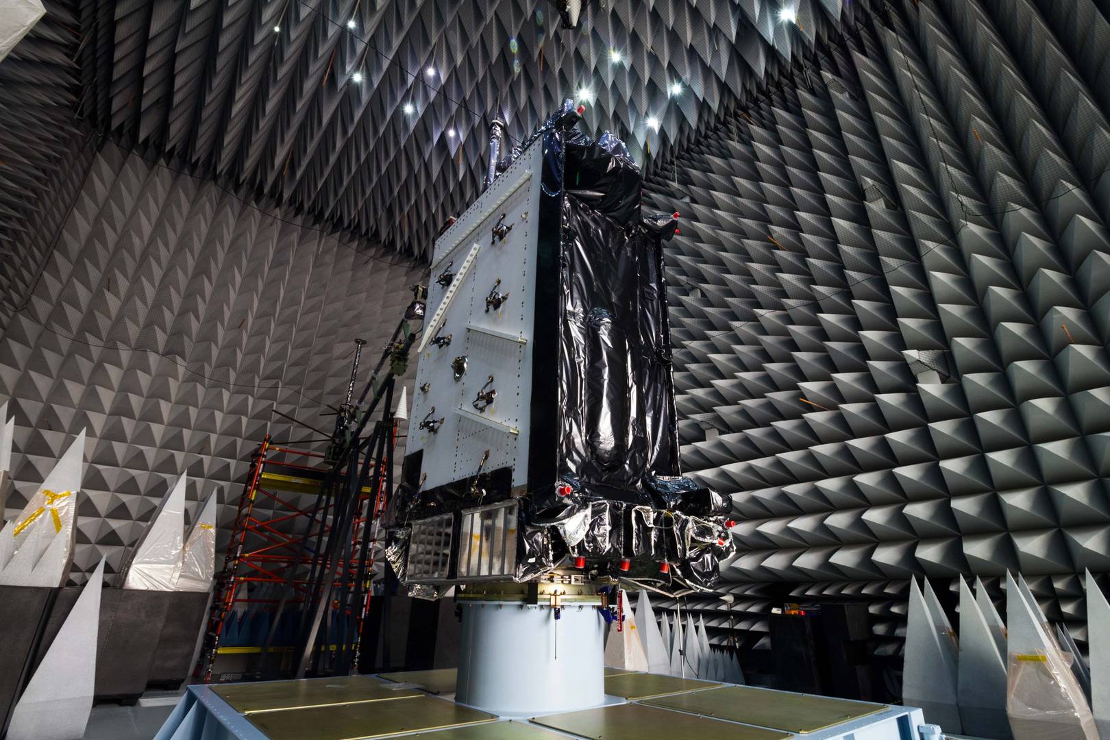 Первый спутник GPS III компании Lockheed Martin для ВВС США во время стендовых испытаний на электромагнитную защищенность