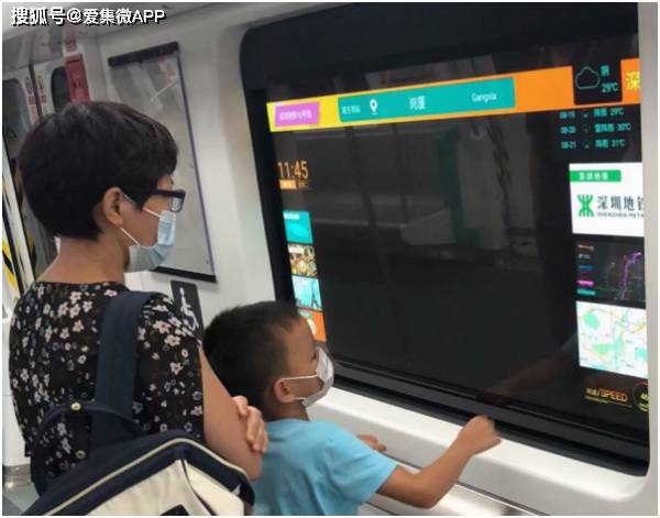 Прозрачный OLED-дисплей в вагоне пекинского метро