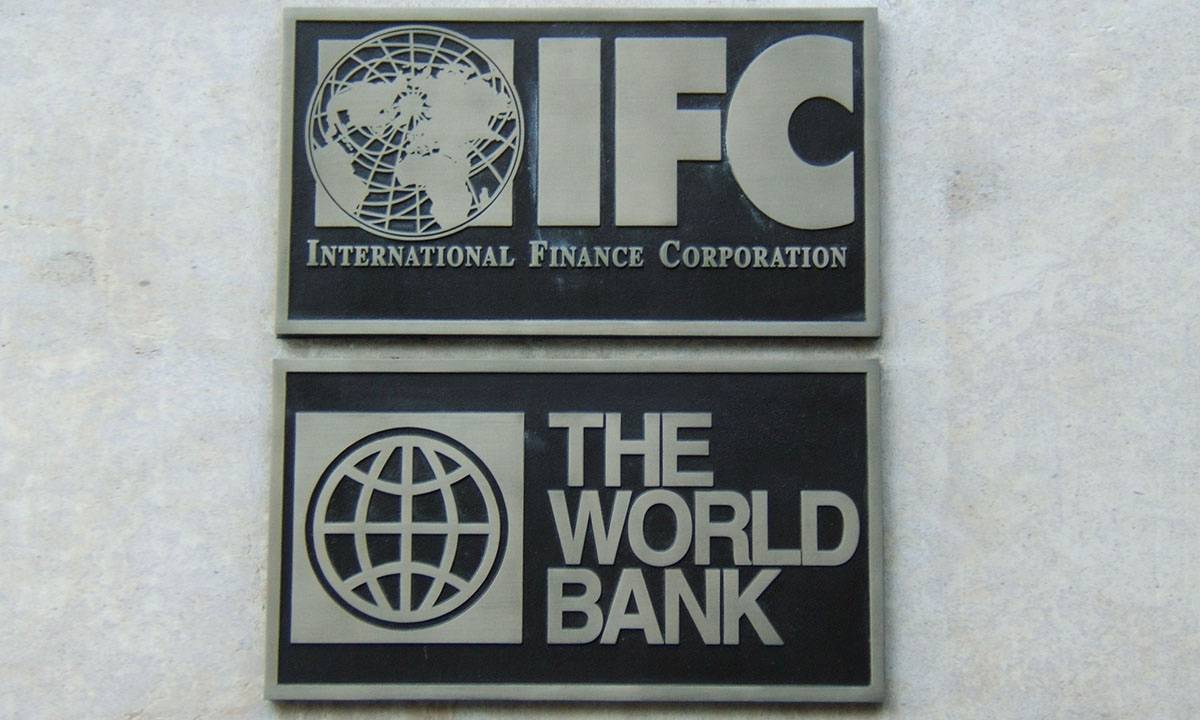 Мемориальная доска МФК — Всемирного банка на стене их штаб-квартиры в Вашингтоне