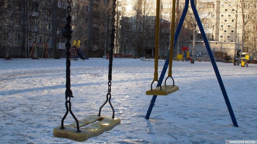 Архангельск. Детская площадка в районе пр. Дзержинского. 19:00 мск 06 апреля 2020 года