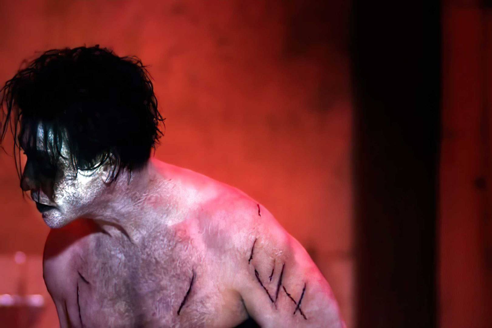 Знак Лилит на плече лидера Rammstein в клипе Mein Herz Brennt