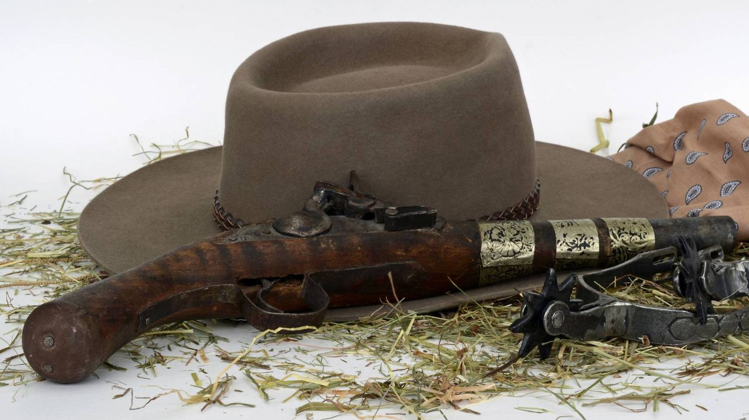 Ковбойский пистолет и шляпа