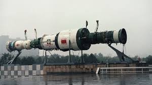 Макет станции «Салют-7» с пристыкованными кораблями «Союз» и «Прогресс» на территории выставки ВДНХ. Фото 1985 года.