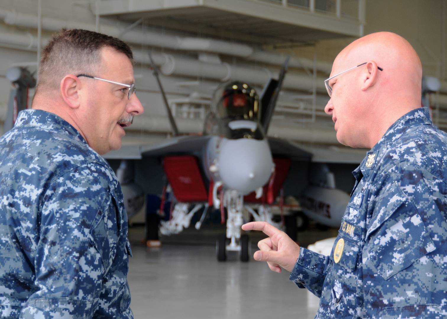 Старшины ВМС США обсуждают особенности EA-18G Growler