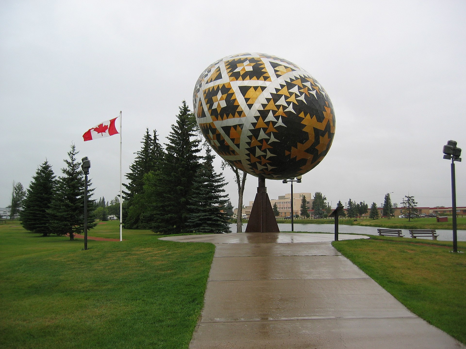 «Вегревильская писанка» — скульптура в виде пасхального яйца, расписанного в украинском стиле. Вегревилль, провинция Альберт. Канада