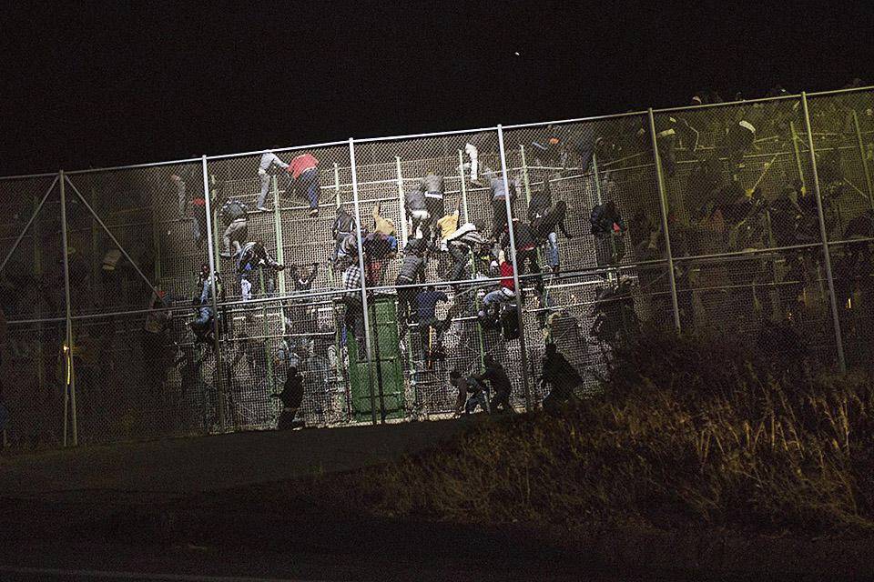 Мигранты штурмуют границу между Марокко и Мелильей (полуанклав Испании). 2014 г. (Фото: Санти Паласиос)
