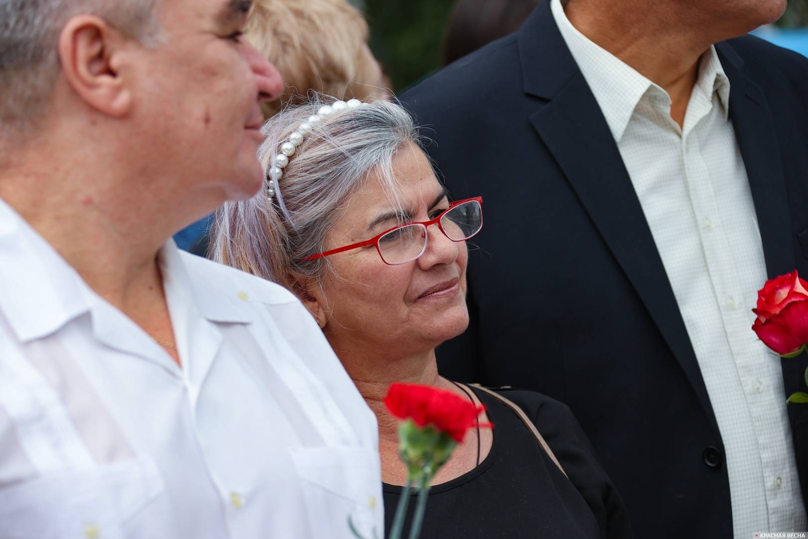 Кубинцы на мероприятии по торжественному возложению цветов Фиделю Кастро в честь 97-й годовщины его дня рождения