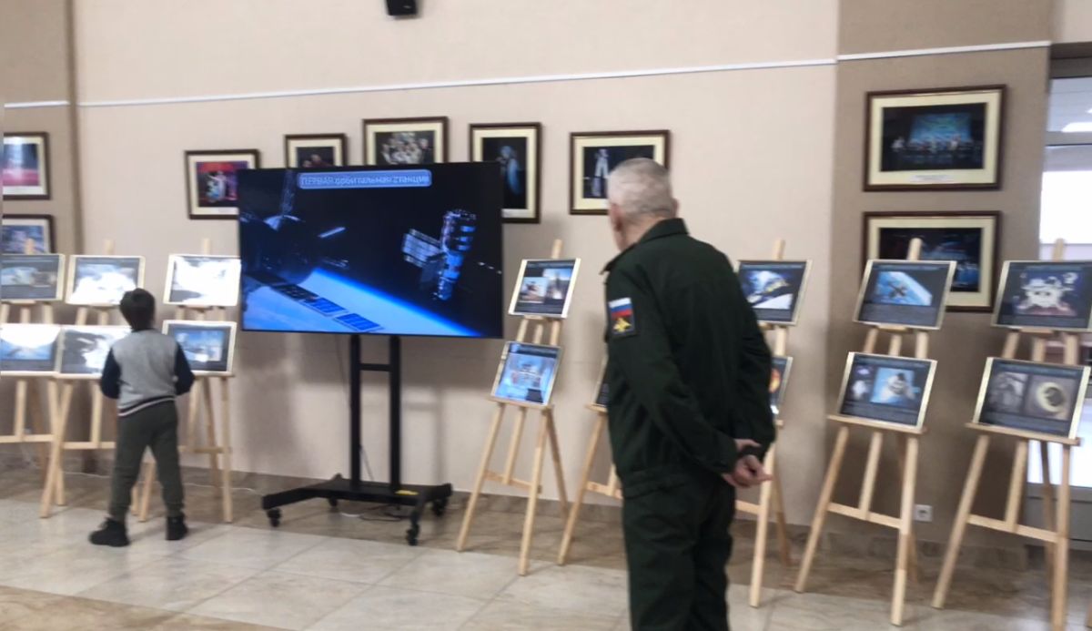 Стенды выставки, посвященной Дню космонавтики, в Доме офицеров города Краснознаменска, 12 апреля 2024