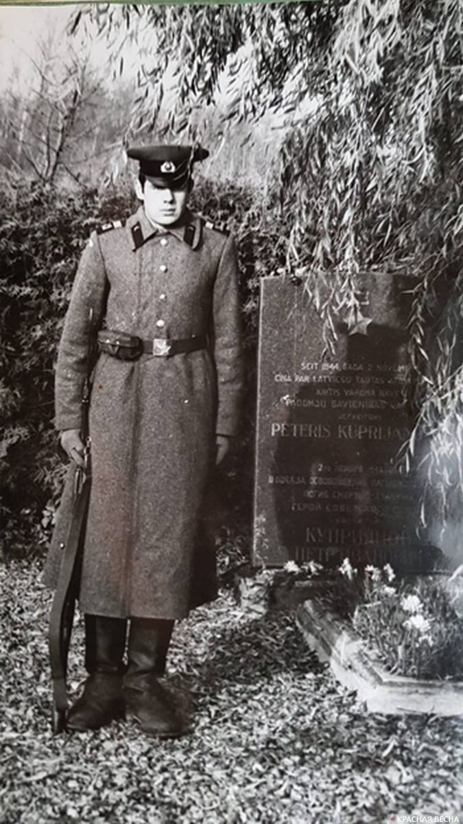 Надгробная плита на месте захоронения Петра Куприянова в селе  Никраце, 1974 г.