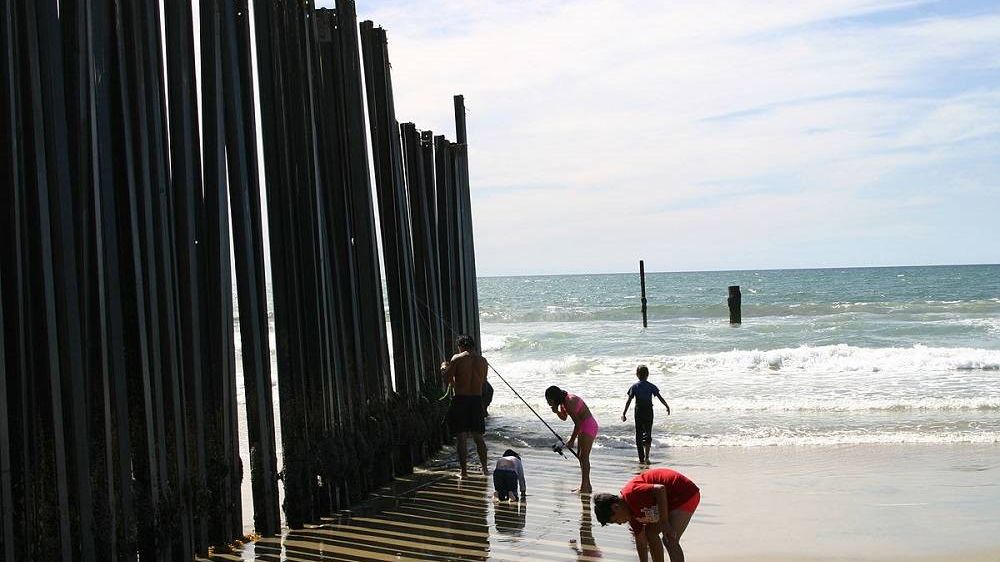Выход американо-мексиканской стены к Мексиканскому заливу
