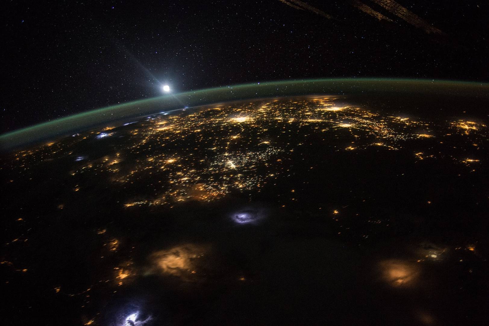 Вид из космоса на Землю