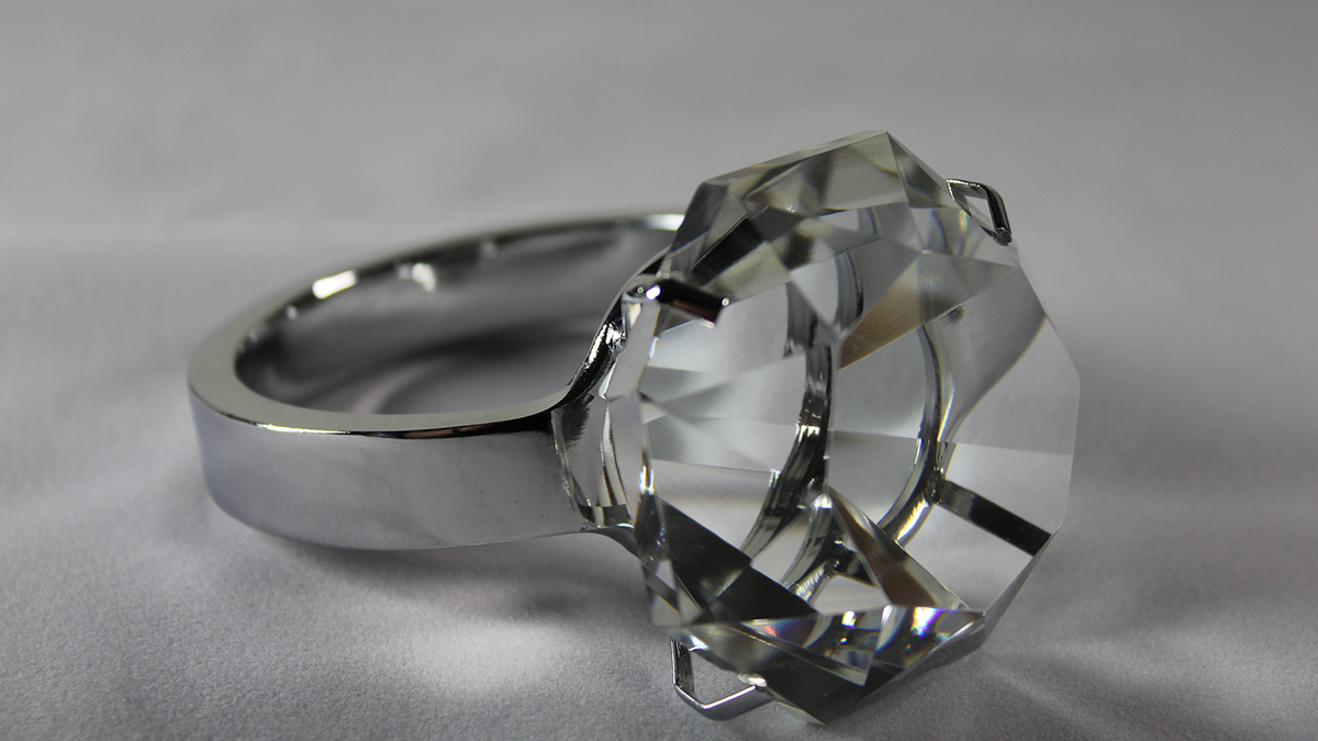 Кольцо с алмазом