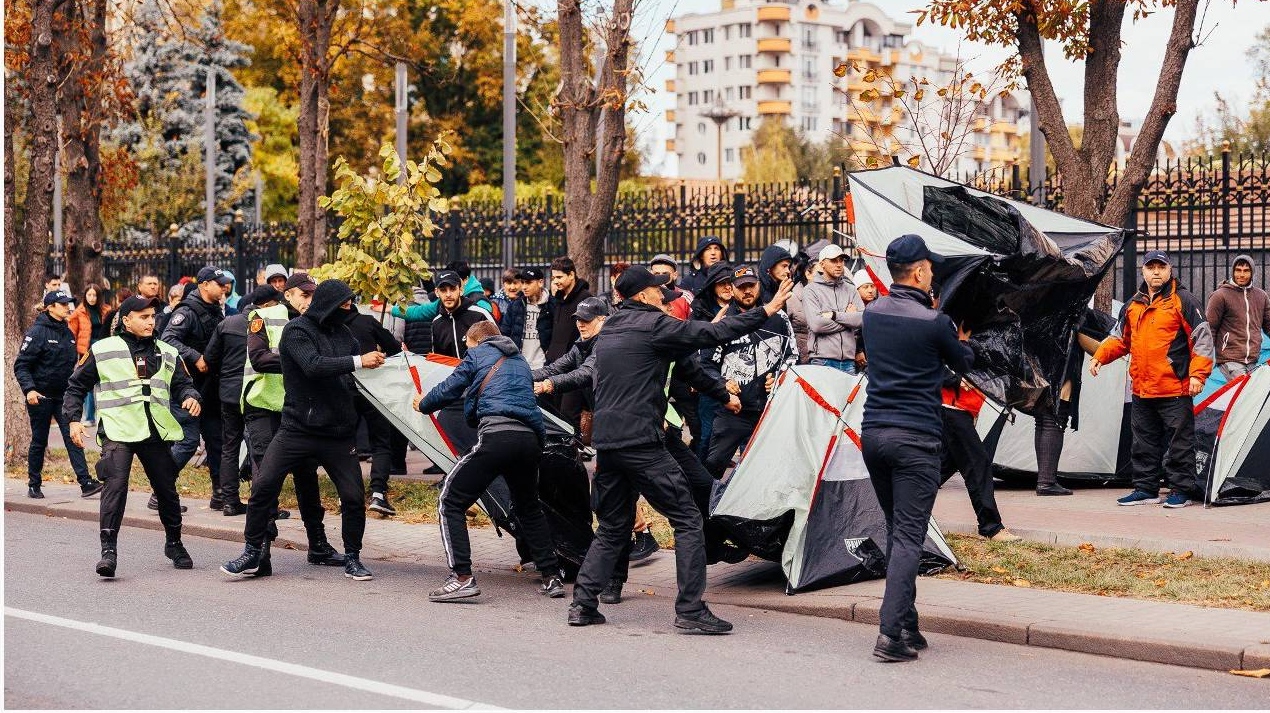 Полиция Кишинева сносит палаточный городок партии «Шор»
