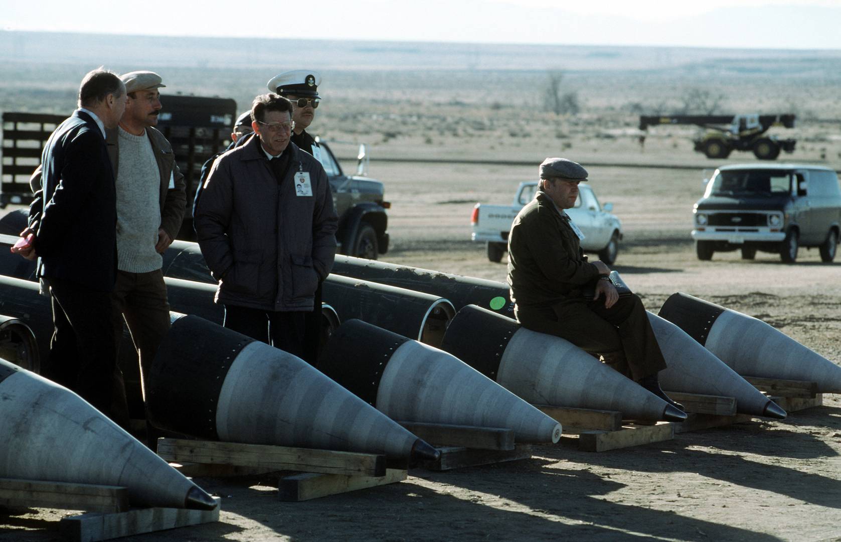 Советские инспекторы и американские сопровождающие среди разобранных ракет «Першинг-2» наблюдают за уничтожением их компонентов. 14 января 1989