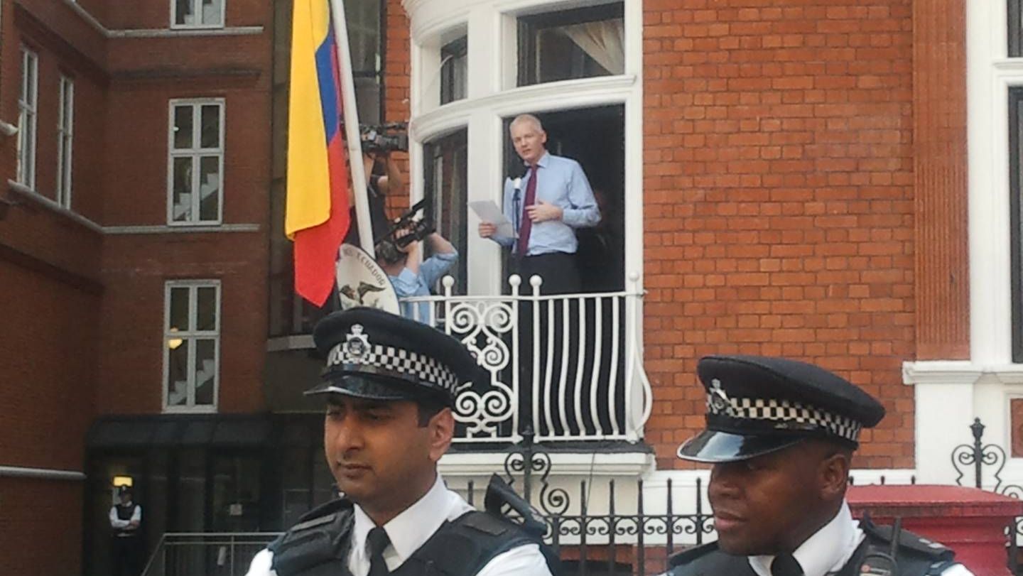 Джулиан Ассанж на балконе посольства Эквадора