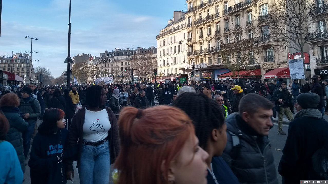 Протесты во Франции. Протестующие около вокзала Монпарнас. Париж 10 декабря 2019