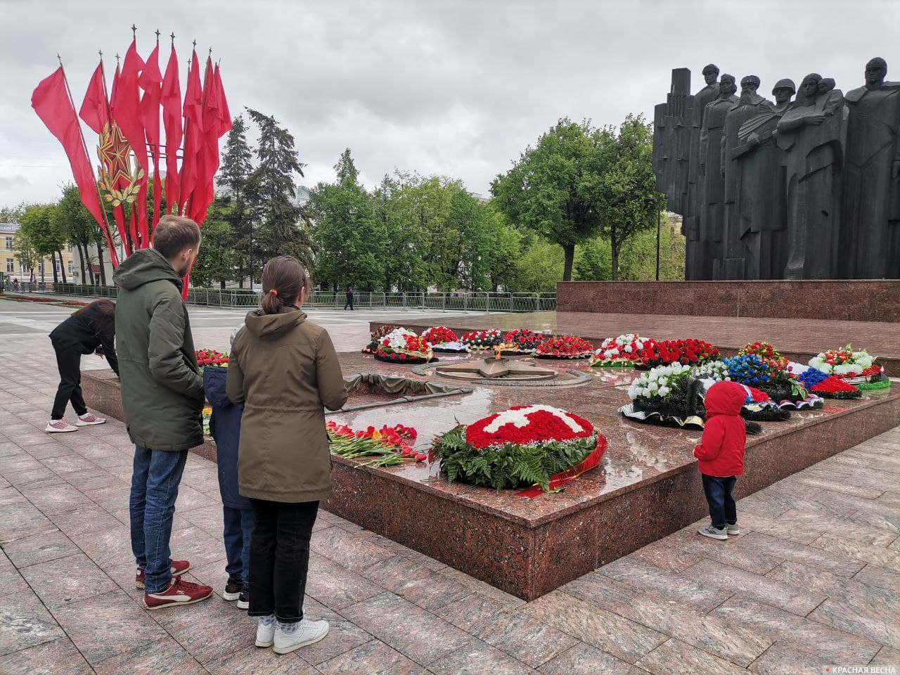 Воронежцы возлагают цветы и стоят в минуте молчания возле памятника на Площади Победы, 9 мая 2021 года