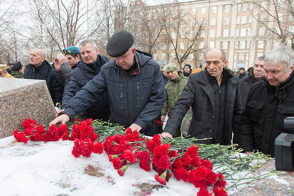 Возложение цветов к памятнику «Брод в неизвестность». Нижний Тагил, Свердловская область