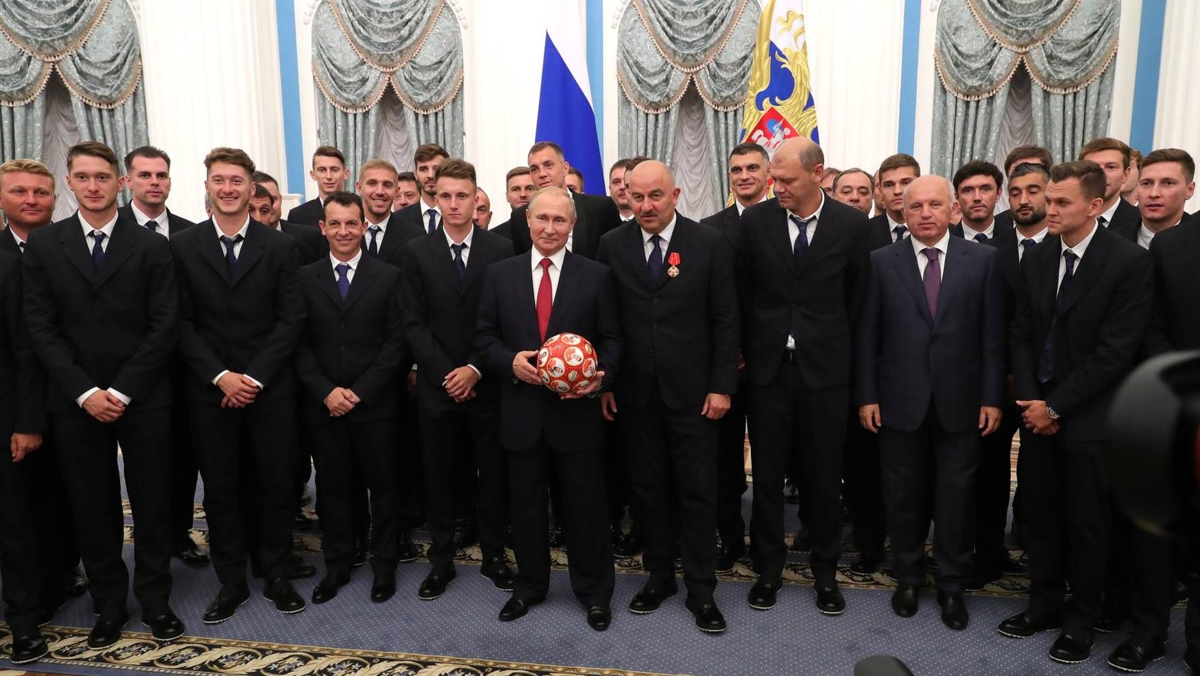 В. В. Путин со спортсменами и тренерами сборной России по футболу.