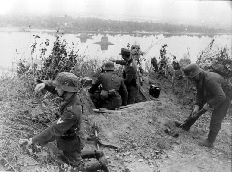 Немецкие солдаты оборудуют огневую точку на правом высоком берегу Днепра. 1943