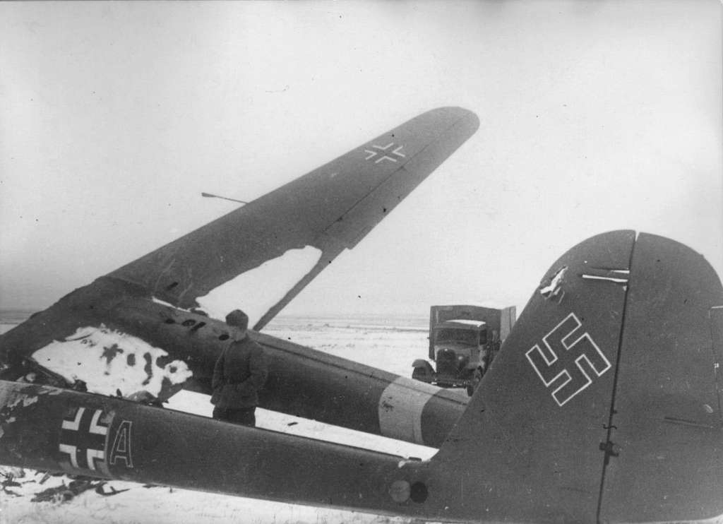 Сбитый фашистский самолет