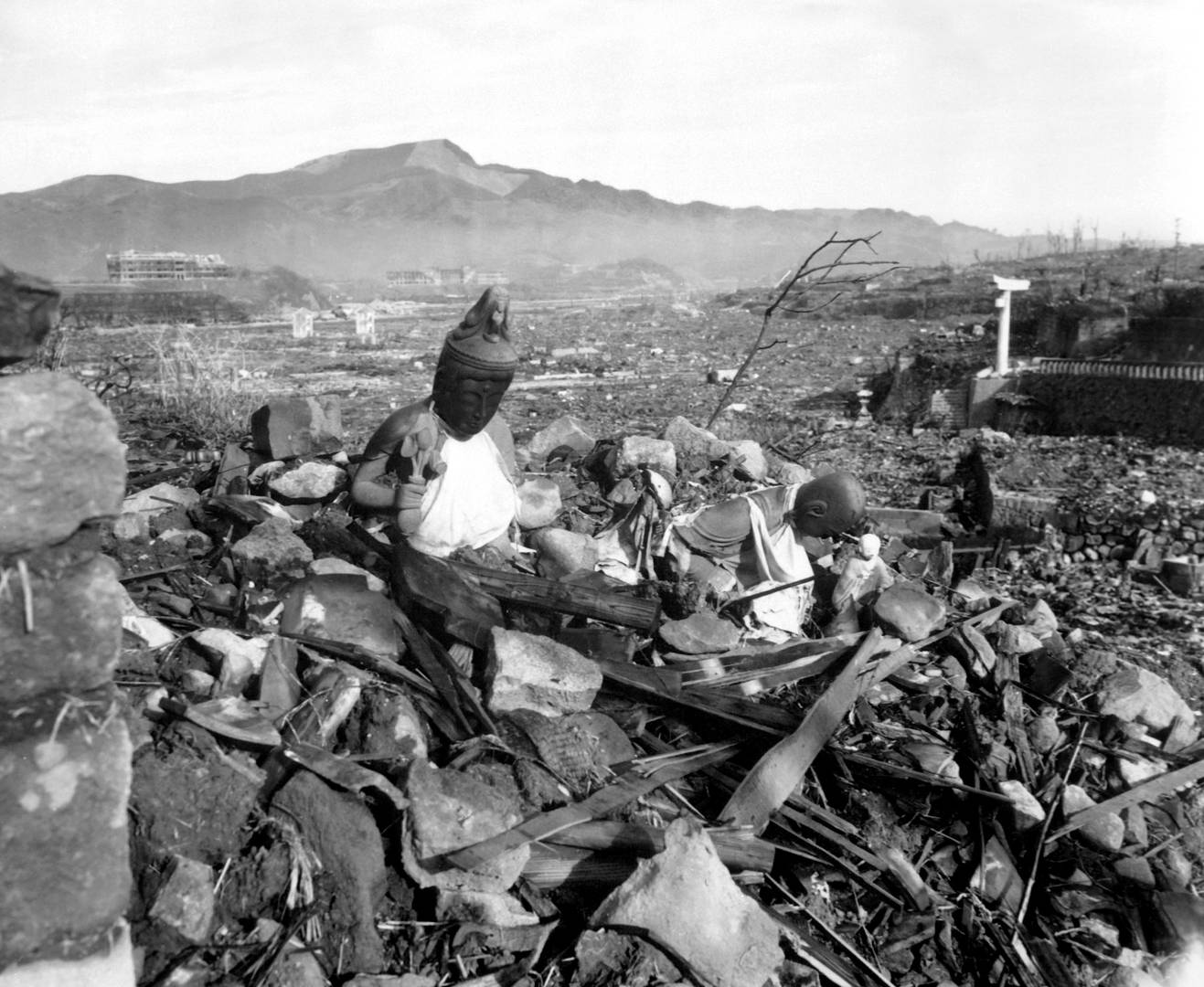 Фото разрушенного храма в Нагасаки, сделанное через 6 недель после бомбардировки. Нагасаки, Япония, 24 сентября 1945 года.