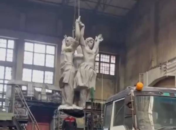 Памятник «Покорители космоса» доставлен на реставрацию в Улан-Удэ
