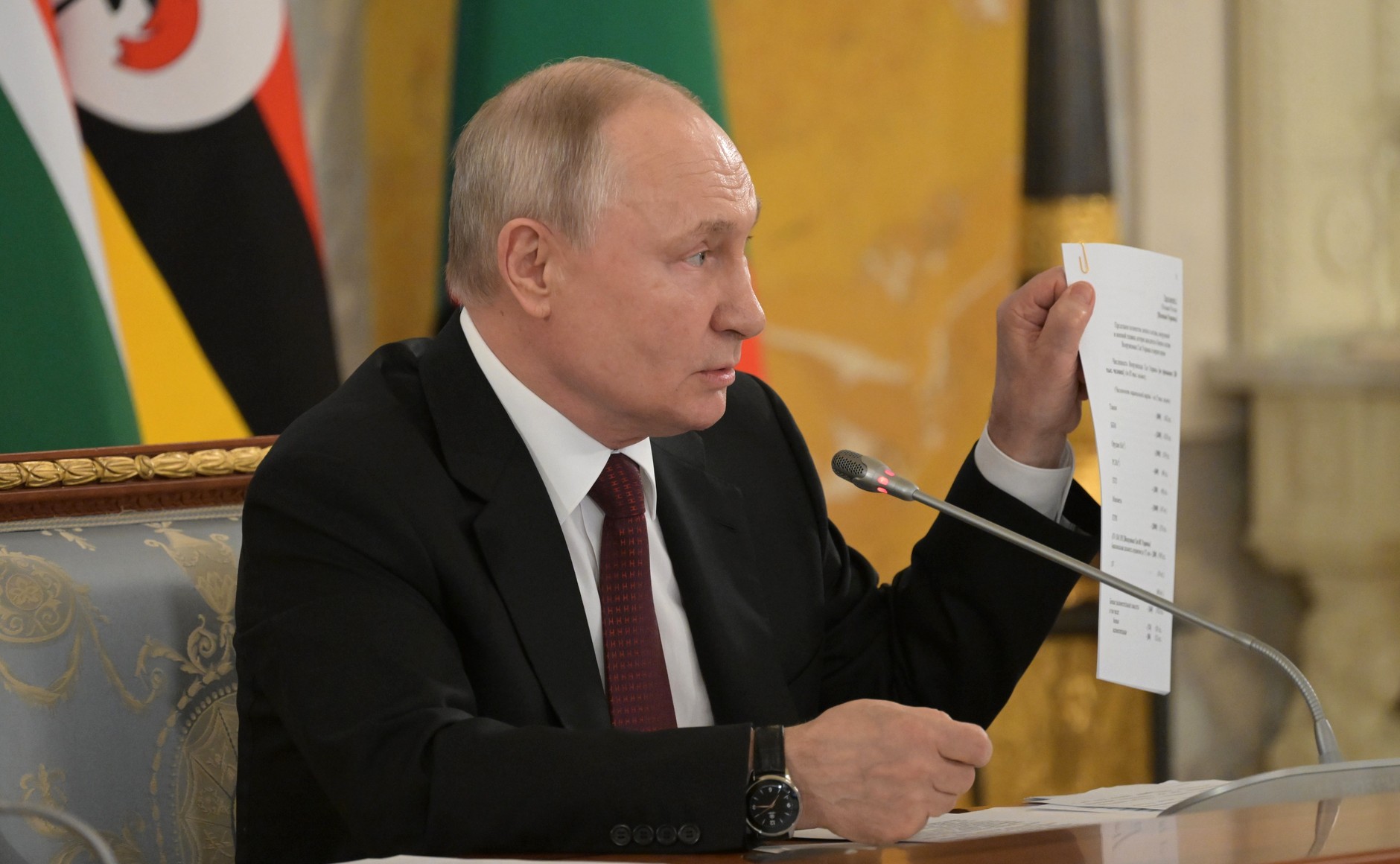 Владимир Путин демонстрирует приложение к Стамбульскому договору