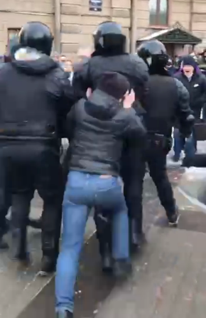 Санкт-Петербург. Протестующий атакует полицейского на Сенной площади