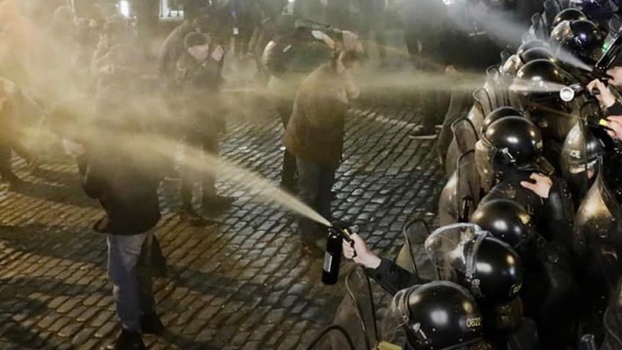 Полиция разгоняет протестующих в Тбилиси