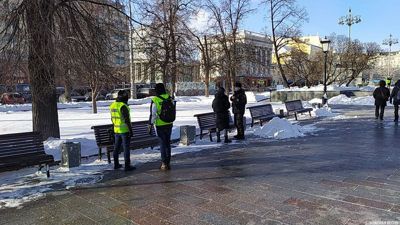 У станции метро Площадь Революции