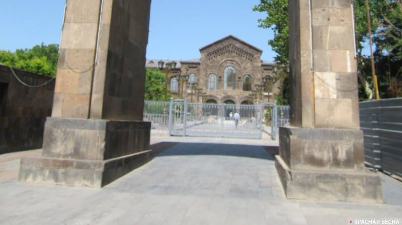 Ворота царя Трдата. Резиденция каталикоса. Эчмиадзин. Армения.