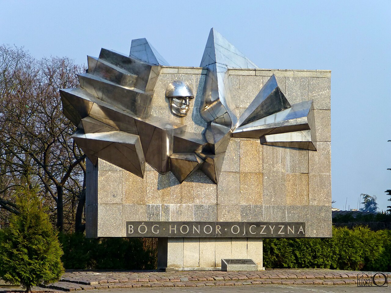 Этого мемориала больше нет. Надпись на мемориале «Бог, гордость, отчизна».