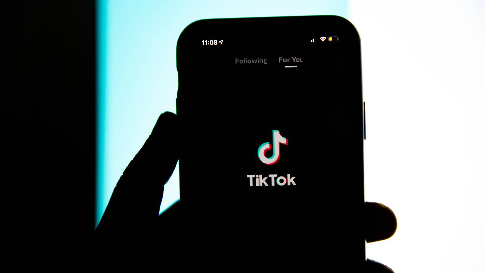 Приложение TikTok на смартфоне