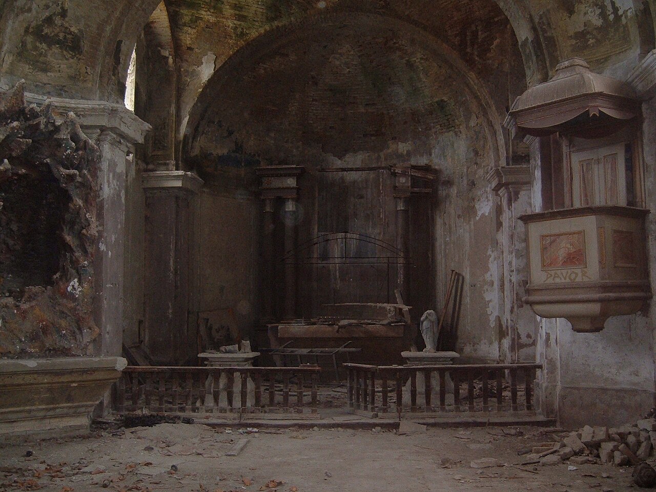 Заброшенная католическая церковь