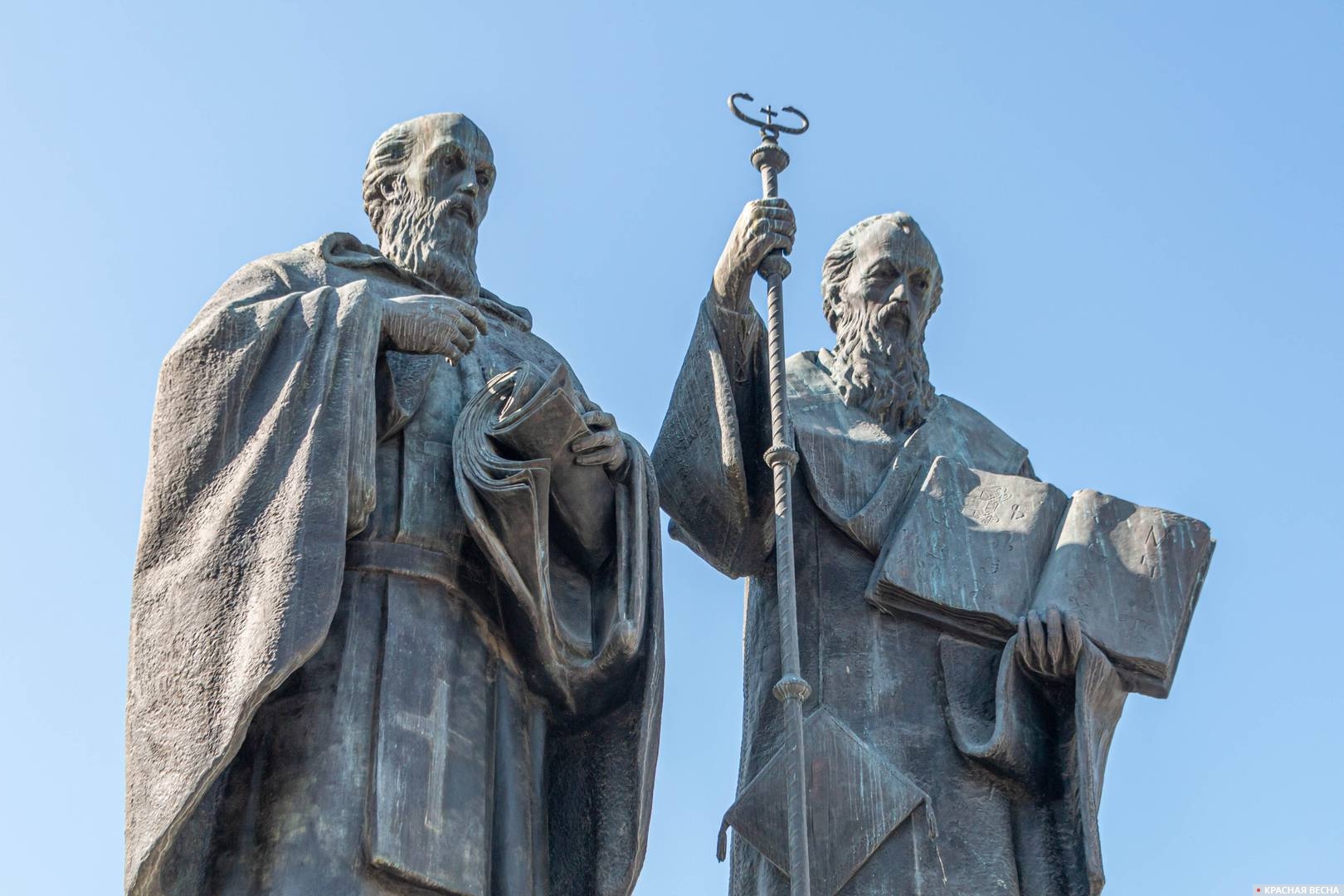 Памятник Кириллу и Мефодию в Скопье. Македония. 2019