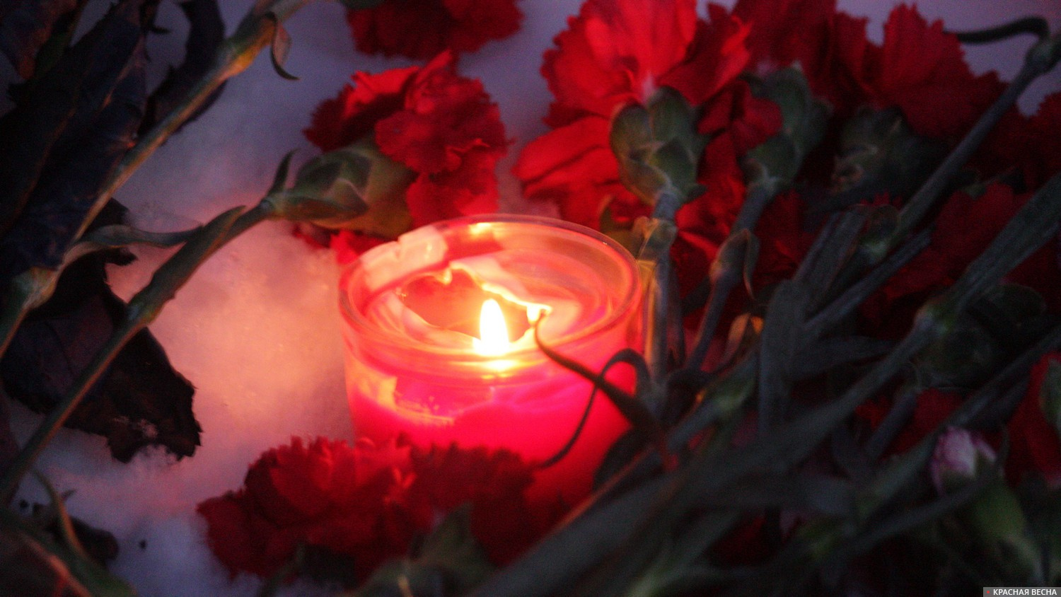 Свеча и цветы