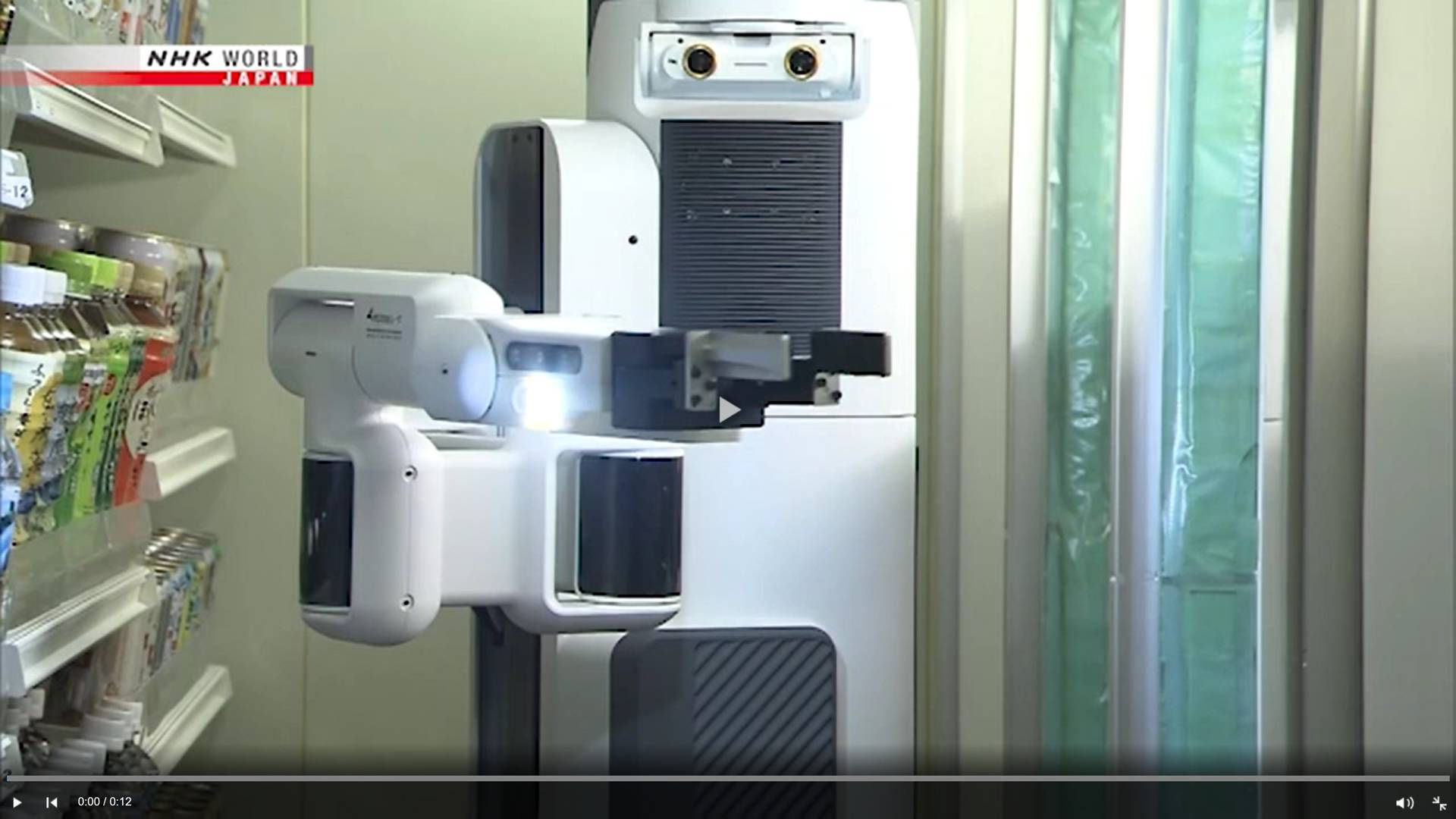 Робот для оформления витрин — цитата из видео «Convenience store chain deploys first shelf-stocking robot» телеканала NHK