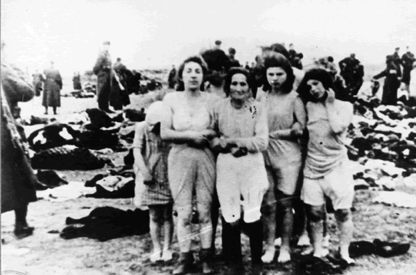 Группа женщин на месте казни в Латвии
