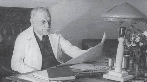 Н. А. Семашко в своем кабинете на кафедре организации здравоохранения 1-го Московского Ордена Ленина медицинского института (1945−1947 гг.)