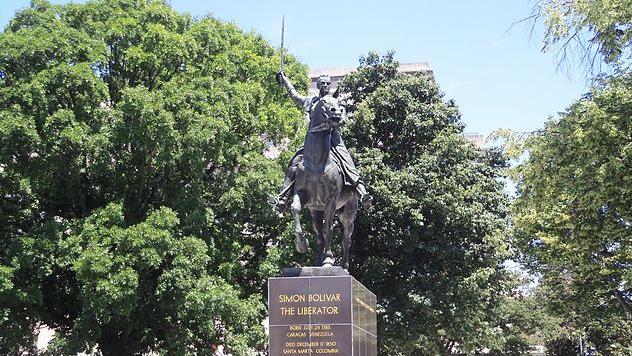 Памятник Симону Боливару в Вашингтоне.