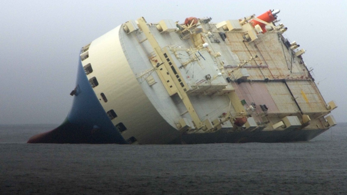 Грузовое судно на мели