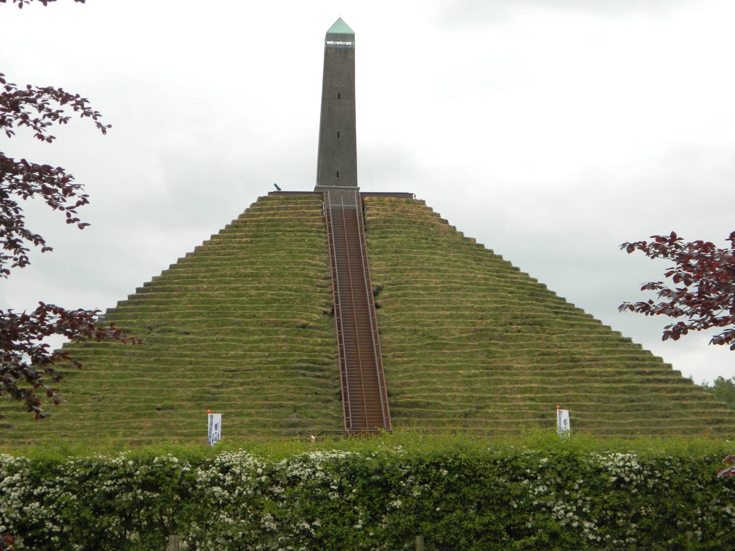 Голландия, Аустерлиц пирамида, построенная во времена наполеоновских войн