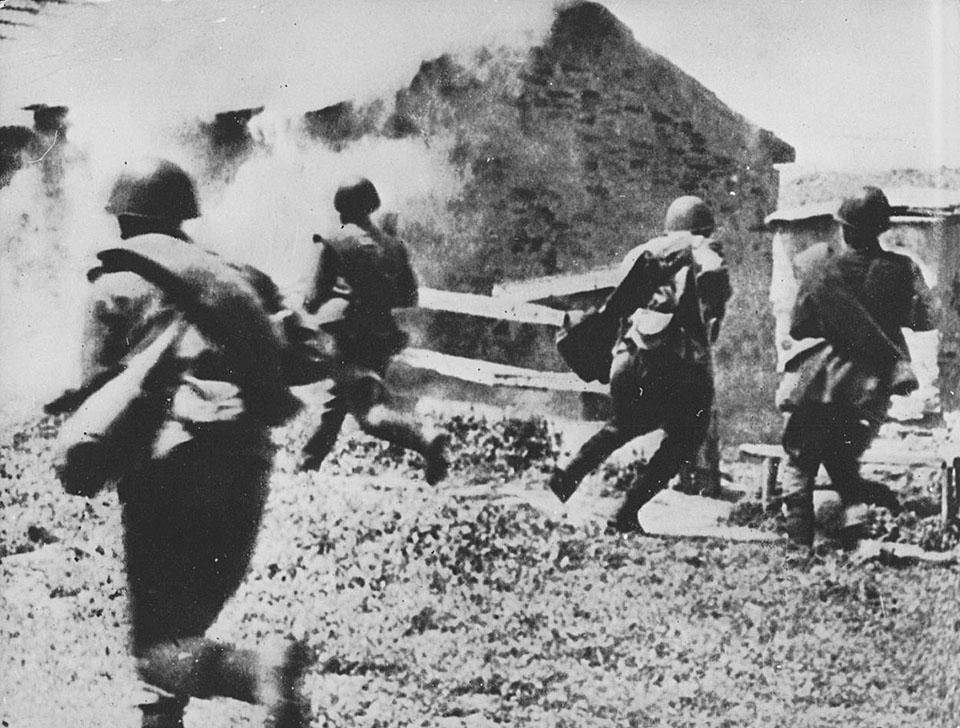Советские солдаты в бою на окраине Харькова. 1942 г.