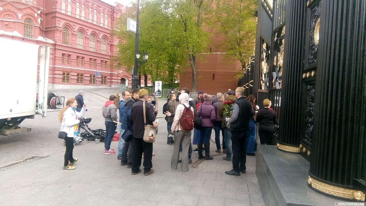 Москва. Участники движения НОД ждут у входа в Александровский сад