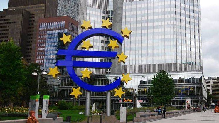 Скульптура знака евро. Европейский центральный банк
